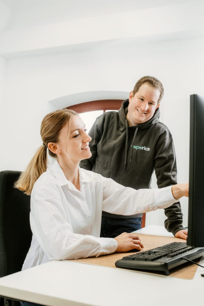 Julia und Michael von experics am Arbeitsplatz